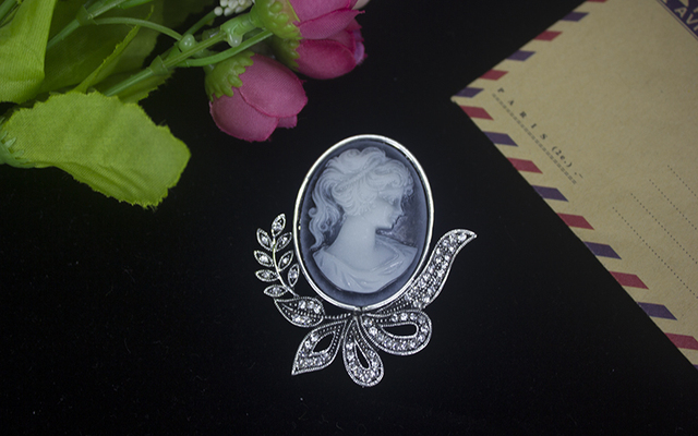 Vintage broszka szara z kwiatową dekoracją - idealna do wesele, sukienki i bukietów - Wianko - 4