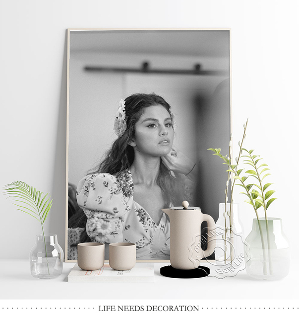 Portretowa plakat Selena Gomez w stylu vintage, czarno-biały - idealny dla fanów - Wianko - 4