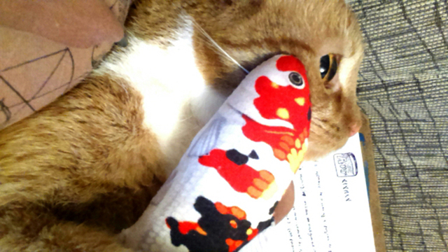 Poduszka Koi miękka lalka w kształcie ryby dla kota - Wianko - 3