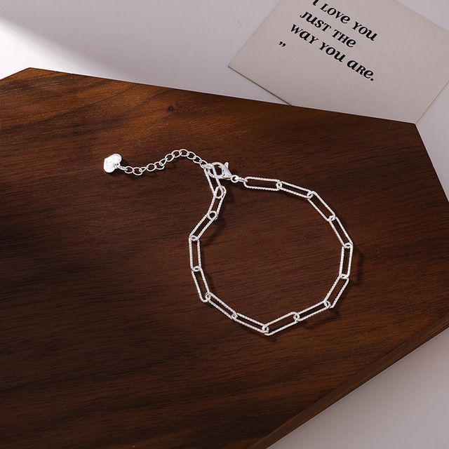 Elegancka minimalistyczna bransoletka z lśniącym, masywnym łańcuszkiem i unikalnym charms sercem - dla kobiet i dziewcząt - Wianko - 10