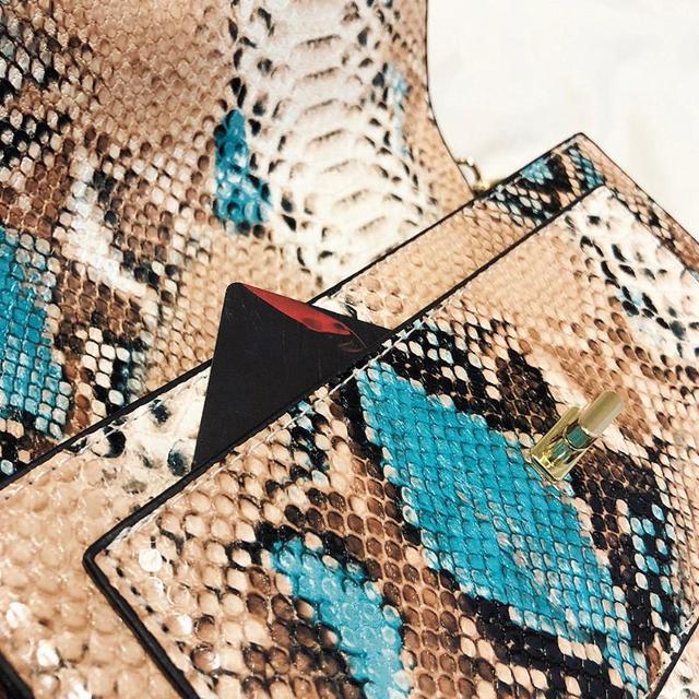 Serpentynowa torba na ramię dla kobiet z nadrukiem węża wykonana z PU skóry z klapą i kwadratowym kształtem - czarna - Wianko - 16