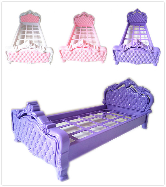 Białe różowe fioletowe łóżko dla lalek w skali 1/6 z tworzywa - 25-30cm dom dla lalek | Prezent urodzinowy dla dziewczynki - Wianko - 1