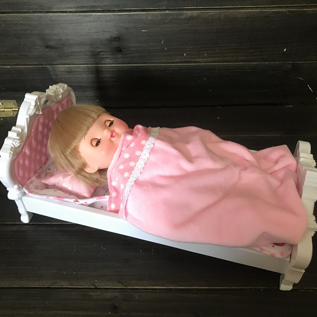 Białe różowe fioletowe łóżko dla lalek w skali 1/6 z tworzywa - 25-30cm dom dla lalek | Prezent urodzinowy dla dziewczynki - Wianko - 9