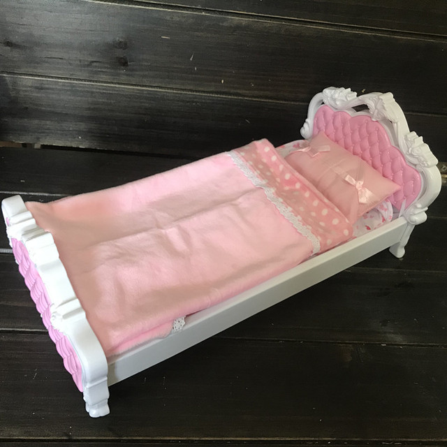 Białe różowe fioletowe łóżko dla lalek w skali 1/6 z tworzywa - 25-30cm dom dla lalek | Prezent urodzinowy dla dziewczynki - Wianko - 13