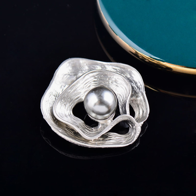 Broszka Vintage srebrnego koloru, wykonana z metalu, ozdobiona dużą perłą - biżuteria ślubna i na imprezę - Wianko - 2