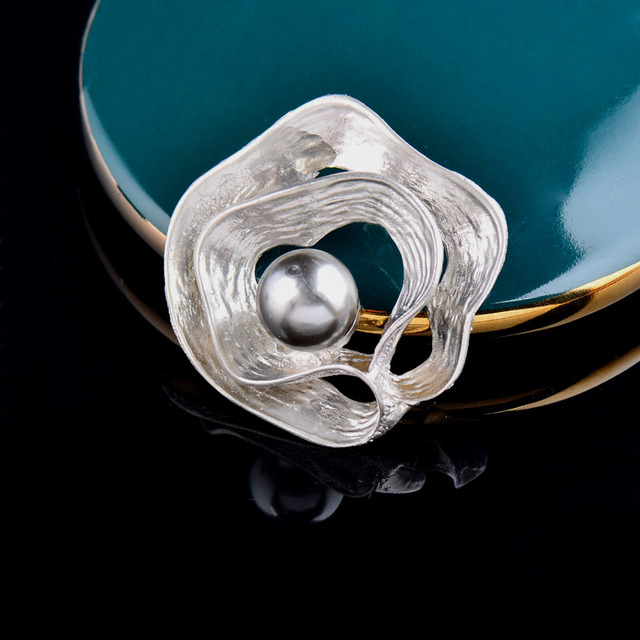 Broszka Vintage srebrnego koloru, wykonana z metalu, ozdobiona dużą perłą - biżuteria ślubna i na imprezę - Wianko - 3