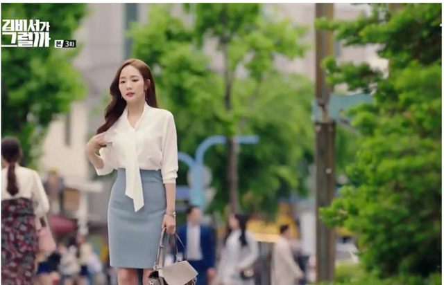 Biała bluzka koszulowa z dużą wstążką - TV koreański dramat Kim, sekretarz uśmiecha się, ciężarna kobieta - Wianko - 3