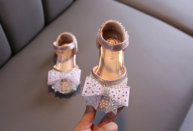 2021 Dziecięce sandały dziewczęce z cekinami i łukiem ze skóry PU - eleganckie buty dla małych księżniczek - Wianko - 4