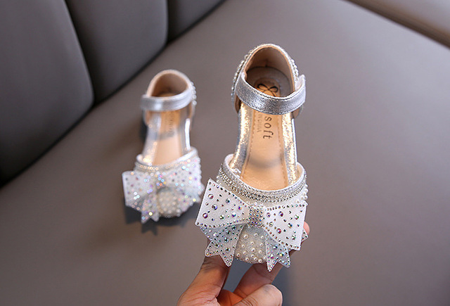 2021 Dziecięce sandały dziewczęce z cekinami i łukiem ze skóry PU - eleganckie buty dla małych księżniczek - Wianko - 7