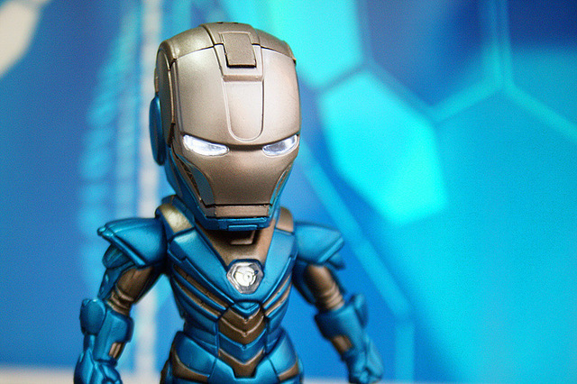 Figurka akcji Iron Man Avengers Disney - zabawka dla dzieci wojna bez granic, luminescencyjna figurka superbohatera - Wianko - 5