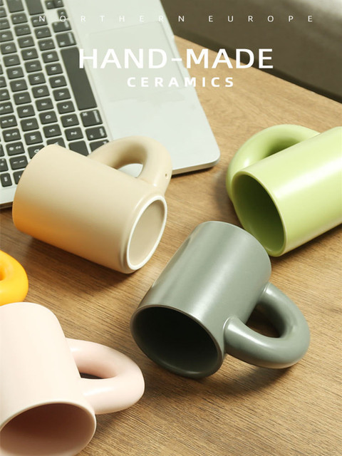 Nordic Ins - duży ucho kubek ceramiczny - kreatywna kuchnia - krzywy uchwyt - jednolity kolor - prosty kubek - woda/kawa.Finalna wersja: Nordic Ins - duży kubek ceramiczny z krzywym uchwytem - jednolity kolor - prosty design - do wody/kawy - Wianko - 2