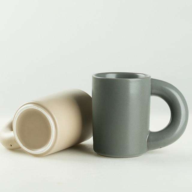 Nordic Ins - duży ucho kubek ceramiczny - kreatywna kuchnia - krzywy uchwyt - jednolity kolor - prosty kubek - woda/kawa.Finalna wersja: Nordic Ins - duży kubek ceramiczny z krzywym uchwytem - jednolity kolor - prosty design - do wody/kawy - Wianko - 5