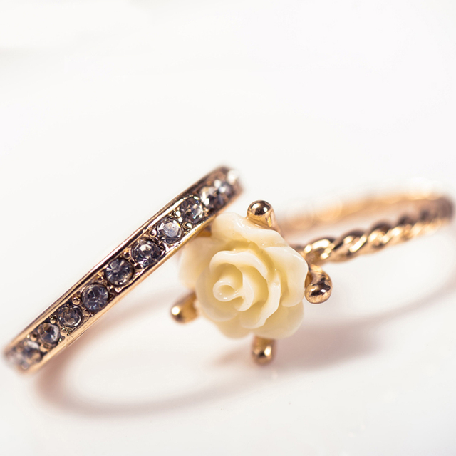 Zestaw 2 pierścieni ślubnych dla kobiet, modny w kolorze złotym i czarnym z białym kwiatem, styl Boho, ozdobione Rhinestonem - Wianko - 7