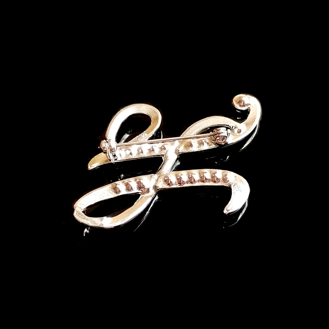 Broszka litera U - śliczna biżuteria z dżetów i kryształów, srebrny metal - Wianko - 6
