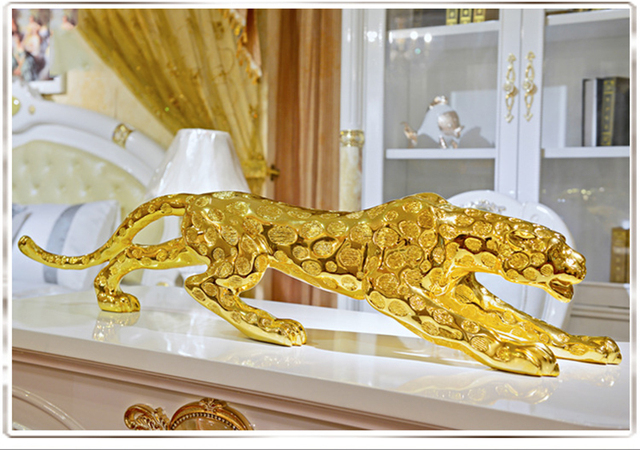Nowoczesna abstrakcyjna złota pantera - rzeźba geometryczna z żywicy - Wianko - 4