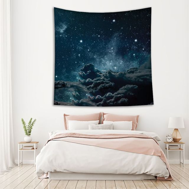 Gobelin nocne niebo z gwiazdami, chmurami, przestrzenią i drogą mleczną, dramatyczna scena ilustracji w odcieniach niebieskiego i szarości - Wianko - 6
