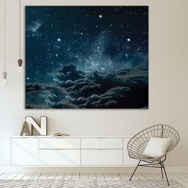 Gobelin nocne niebo z gwiazdami, chmurami, przestrzenią i drogą mleczną, dramatyczna scena ilustracji w odcieniach niebieskiego i szarości - Wianko - 10