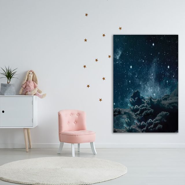 Gobelin nocne niebo z gwiazdami, chmurami, przestrzenią i drogą mleczną, dramatyczna scena ilustracji w odcieniach niebieskiego i szarości - Wianko - 7