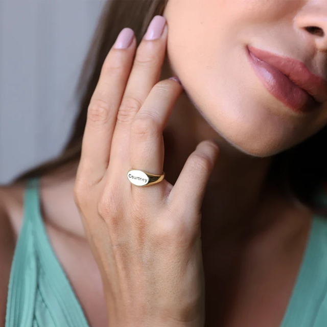 Owalny pierścień ze stali nierdzewnej z personalizowaną datą, złoty, Dainty - spersonalizowany prezent ślubny dla kobiet - Wianko - 2