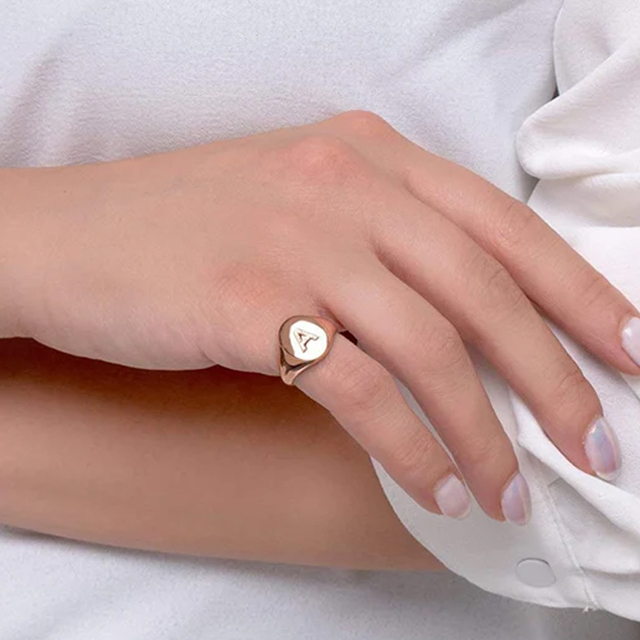 Owalny pierścień ze stali nierdzewnej z personalizowaną datą, złoty, Dainty - spersonalizowany prezent ślubny dla kobiet - Wianko - 4