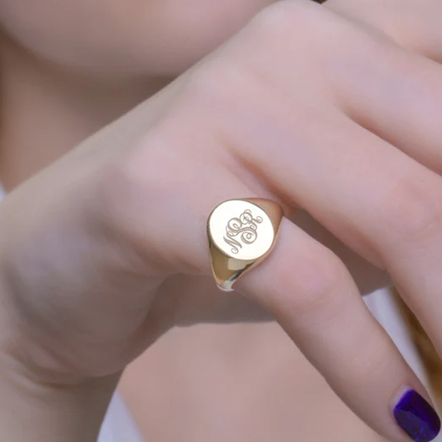 Owalny pierścień ze stali nierdzewnej z personalizowaną datą, złoty, Dainty - spersonalizowany prezent ślubny dla kobiet - Wianko - 5