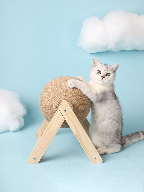 Drapak dla kota z drewnianą podstawką, linką sizalową i zabawkową piłką - Wianko - 1