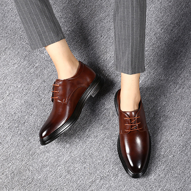 Mężczyźni biznesowi wybierają nowoczesne platformowe buty o szpiczastym czubku - czarne, skórzane, płytkie buty Derby z wygodnymi sznurowadłami - Wianko - 5