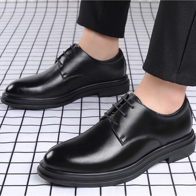 Mężczyźni biznesowi wybierają nowoczesne platformowe buty o szpiczastym czubku - czarne, skórzane, płytkie buty Derby z wygodnymi sznurowadłami - Wianko - 3
