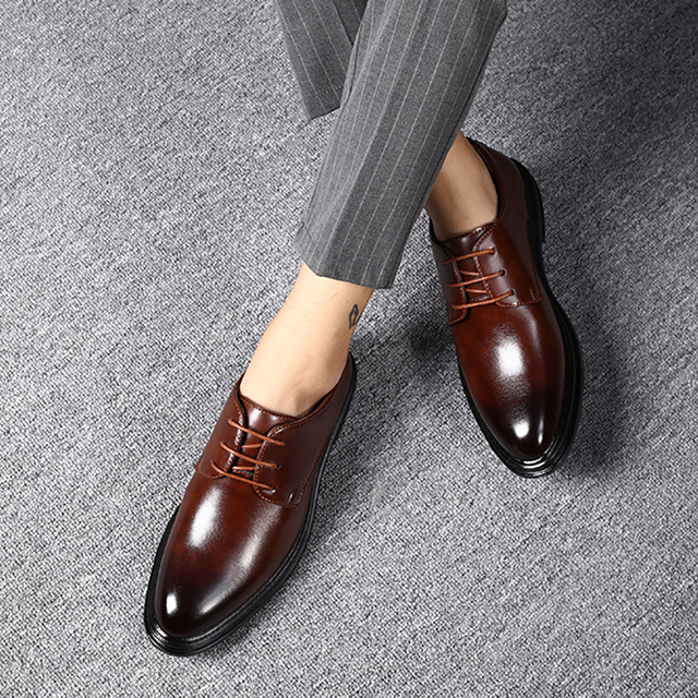 Mężczyźni biznesowi wybierają nowoczesne platformowe buty o szpiczastym czubku - czarne, skórzane, płytkie buty Derby z wygodnymi sznurowadłami - Wianko - 4