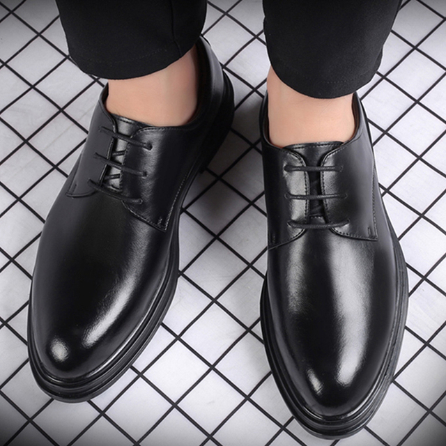 Mężczyźni biznesowi wybierają nowoczesne platformowe buty o szpiczastym czubku - czarne, skórzane, płytkie buty Derby z wygodnymi sznurowadłami - Wianko - 2