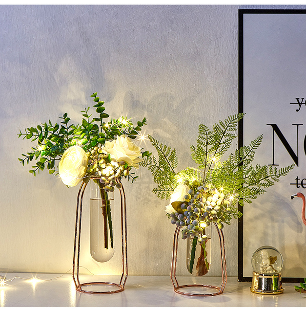 Wystrój Terrarium - kwiatowa dekoracja domowa z minimalistycznym, złotym wazonem - Wianko - 7