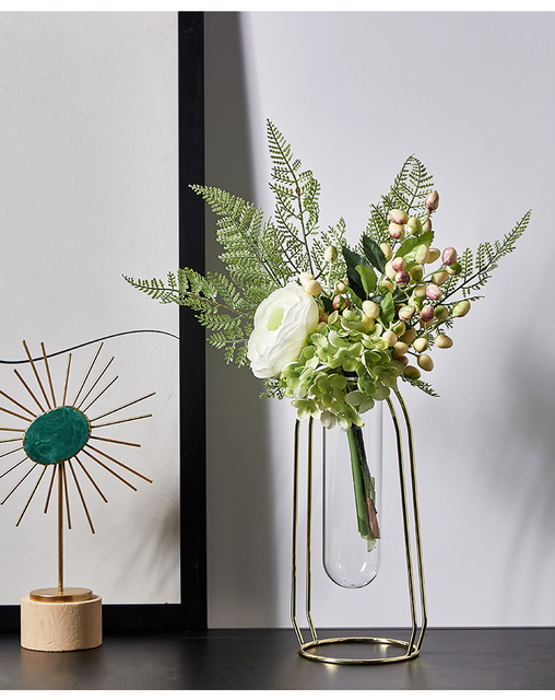 Wystrój Terrarium - kwiatowa dekoracja domowa z minimalistycznym, złotym wazonem - Wianko - 14