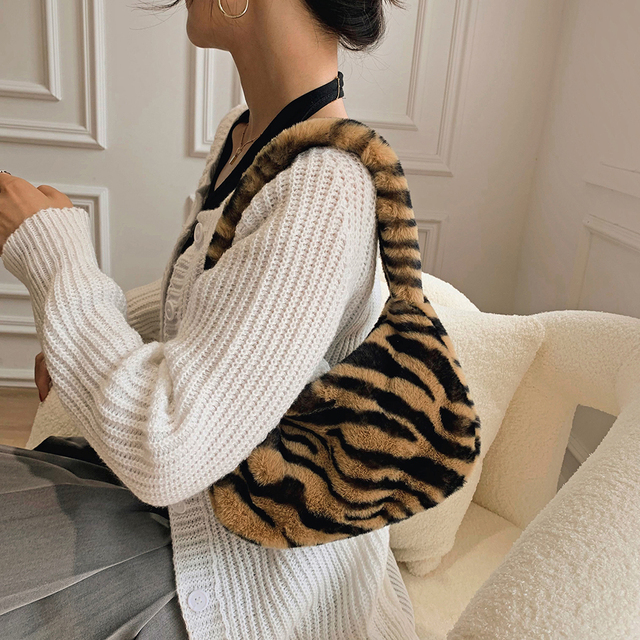 Pluszowa torba na ramię z futrem leoparda, zebry i tygrysa dla kobiet - Zima 2021👜 - Wianko - 20