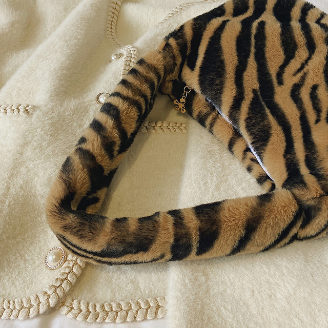 Pluszowa torba na ramię z futrem leoparda, zebry i tygrysa dla kobiet - Zima 2021👜 - Wianko - 25