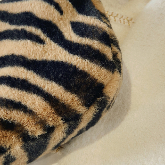 Pluszowa torba na ramię z futrem leoparda, zebry i tygrysa dla kobiet - Zima 2021👜 - Wianko - 28