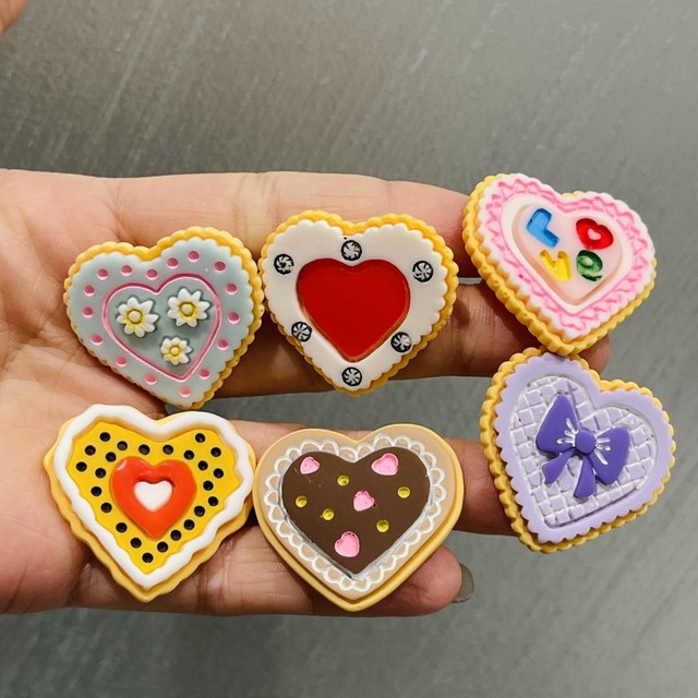 Słodki pierścień dziecięcy w kształcie serca, zdobiony kwiatowymi lukami, różnorodne kolory - Wianko - 1