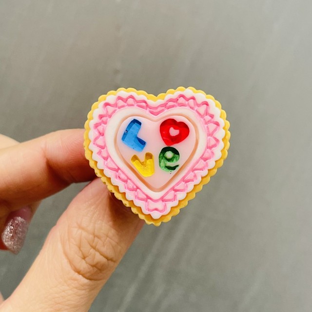 Słodki pierścień dziecięcy w kształcie serca, zdobiony kwiatowymi lukami, różnorodne kolory - Wianko - 6