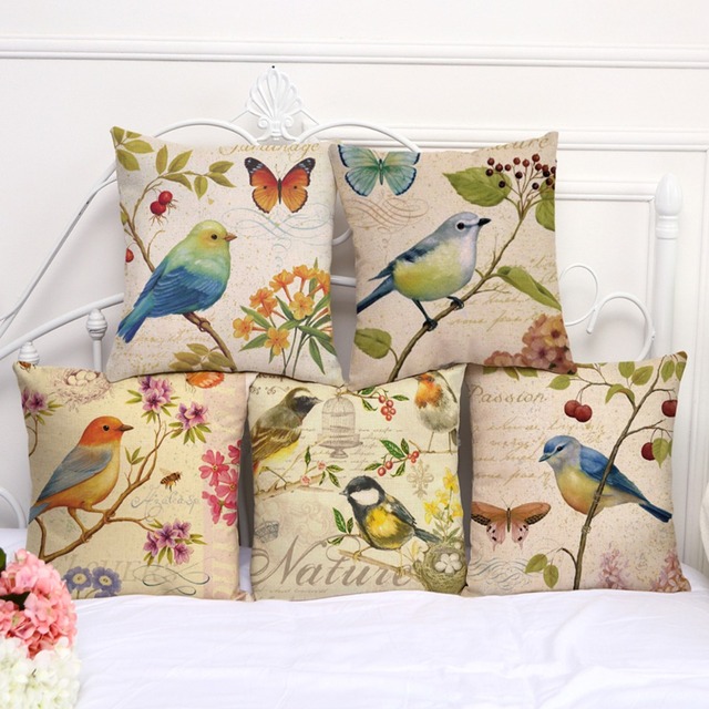 Poduszka dekoracyjna z motywem kwiatowym i motylem - Wianko - 1