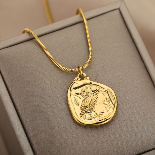 Złoty naszyjnik z niezwykłym wisiorkiem w kształcie sowy wykonany ze stali nierdzewnej - biżuteria vintage - Wianko - 1