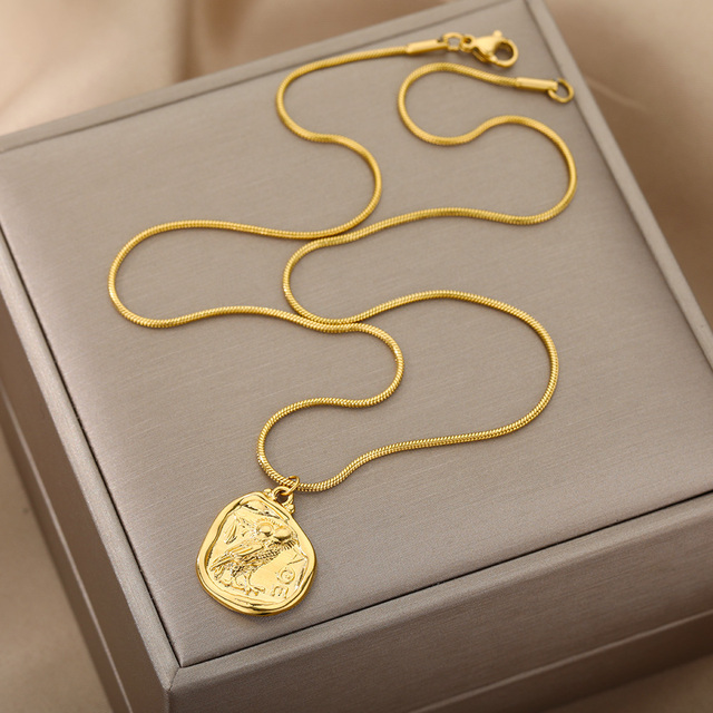 Złoty naszyjnik z niezwykłym wisiorkiem w kształcie sowy wykonany ze stali nierdzewnej - biżuteria vintage - Wianko - 3