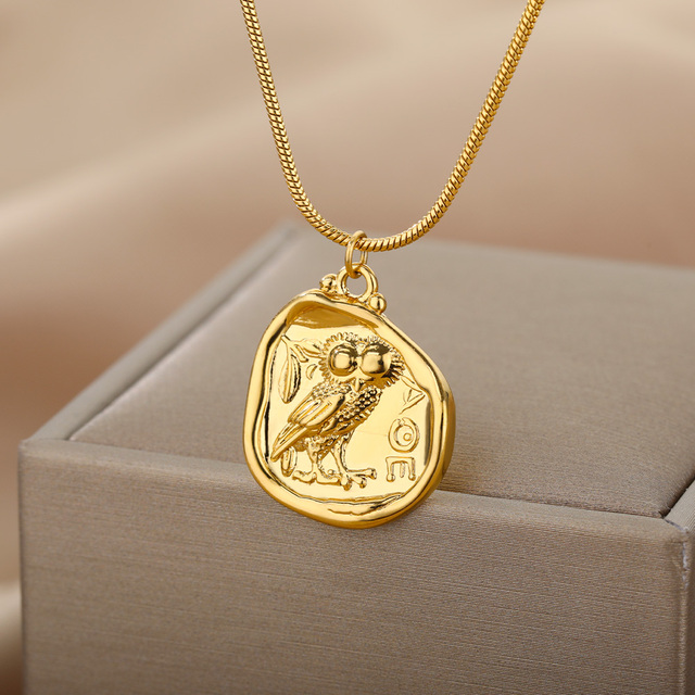 Złoty naszyjnik z niezwykłym wisiorkiem w kształcie sowy wykonany ze stali nierdzewnej - biżuteria vintage - Wianko - 2