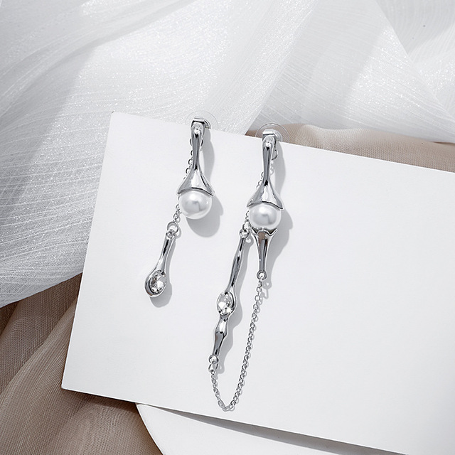 Kolczyki wiszące damskie z białą perłą, srebrnym łańcuszkiem i asymetrycznym wisiorkiem - elegancka biżuteria dla kobiet - Wianko - 18