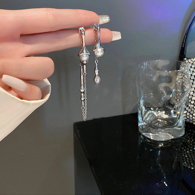Kolczyki wiszące damskie z białą perłą, srebrnym łańcuszkiem i asymetrycznym wisiorkiem - elegancka biżuteria dla kobiet - Wianko - 23