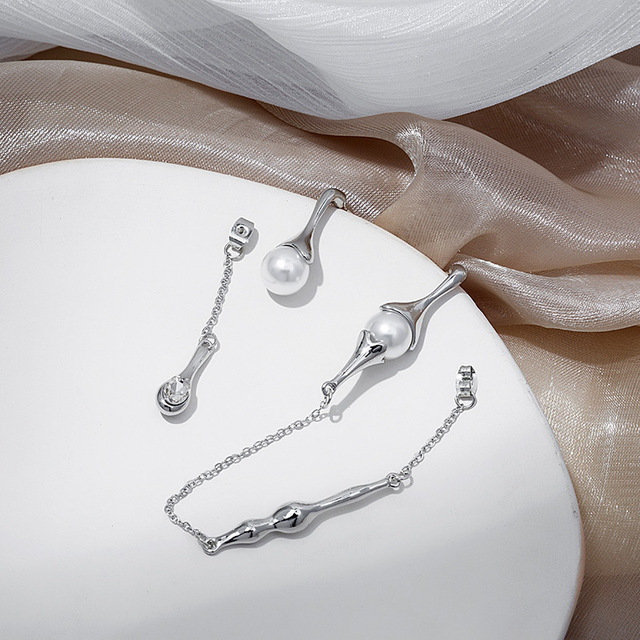Kolczyki wiszące damskie z białą perłą, srebrnym łańcuszkiem i asymetrycznym wisiorkiem - elegancka biżuteria dla kobiet - Wianko - 24