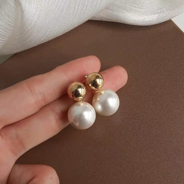 Kolczyki typu sztyft z prostą złotą kulą i perłą dla kobiet - Wianko - 1