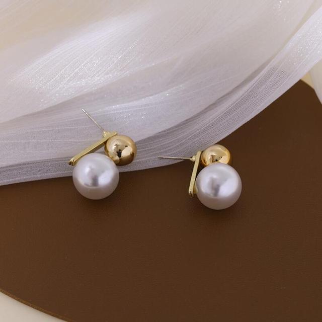 Kolczyki typu sztyft z prostą złotą kulą i perłą dla kobiet - Wianko - 3