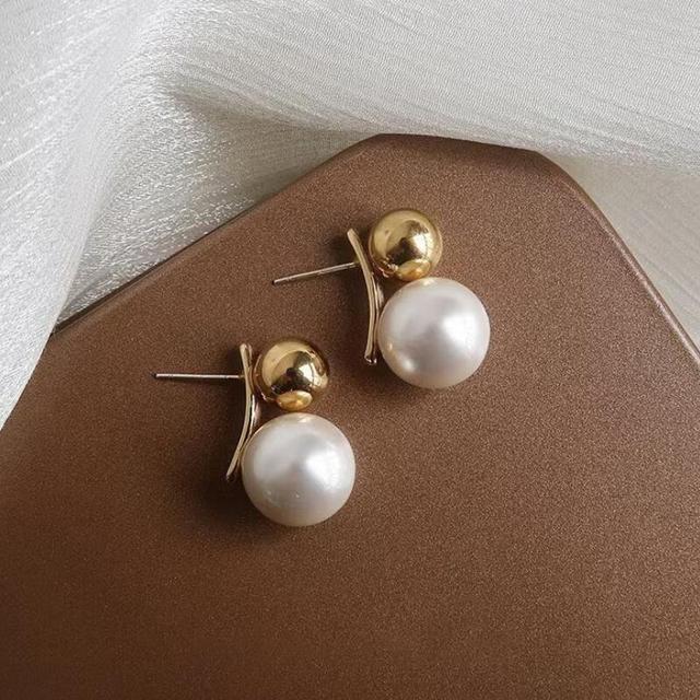Kolczyki typu sztyft z prostą złotą kulą i perłą dla kobiet - Wianko - 2