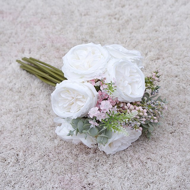 Ręka trzymająca 12 łodyg bukietu róż Austin Rose - sztuczne kwiaty walentynkowe na ślub i dekoracje wnętrz - Wianko - 7