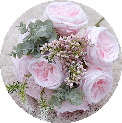 Ręka trzymająca 12 łodyg bukietu róż Austin Rose - sztuczne kwiaty walentynkowe na ślub i dekoracje wnętrz - Wianko - 13
