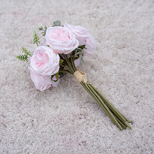 Ręka trzymająca 12 łodyg bukietu róż Austin Rose - sztuczne kwiaty walentynkowe na ślub i dekoracje wnętrz - Wianko - 8